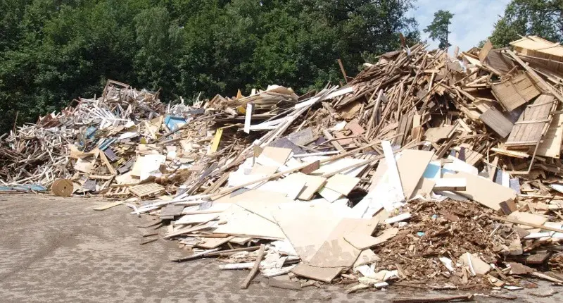 heavy duty shredder handling demolition wood waste piles