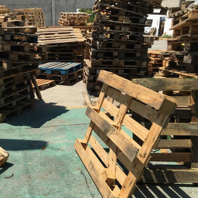 Waste wood and pallets that can be processed by double shaft shredder