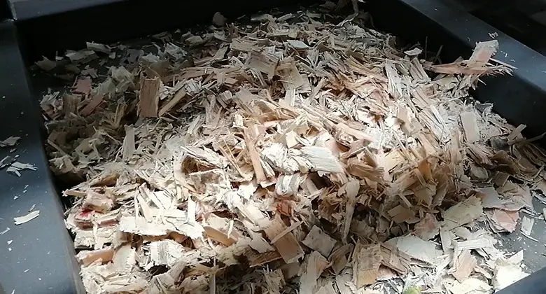 double shaft shredder output of shredded wood waste for recycling