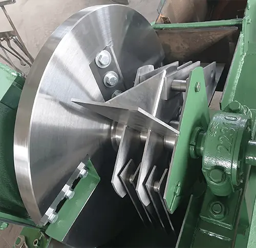 High-precision balanced rotor and heavy-duty steel hammers for industrial wood crusher machine, ensuring high crushing efficiency.